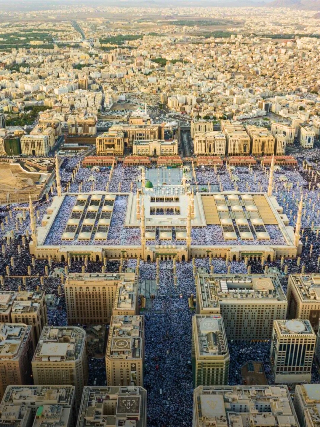 Masjid al-Nabawi was once surrounded by a very small settlement